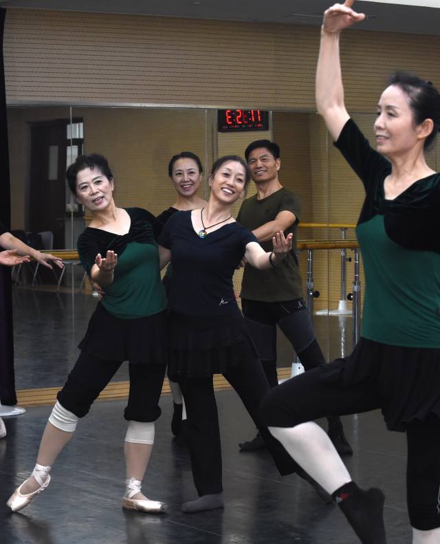 王新灵(左一)在天津市老年人大学排练舞蹈《爷爷奶奶秀芭蕾》(9月26