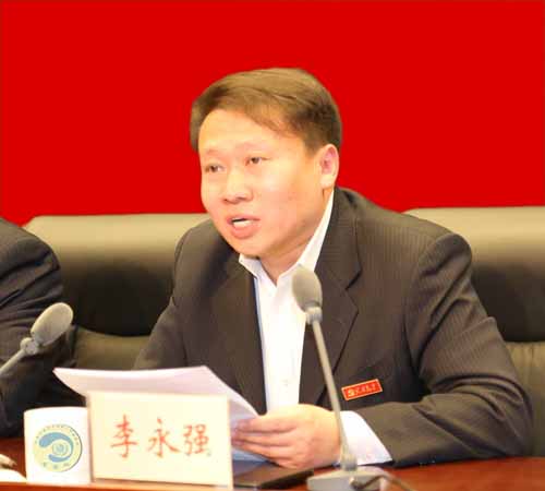李正全纪委书记作报告干部代表递交党风廉政建设责任承诺书干部代表