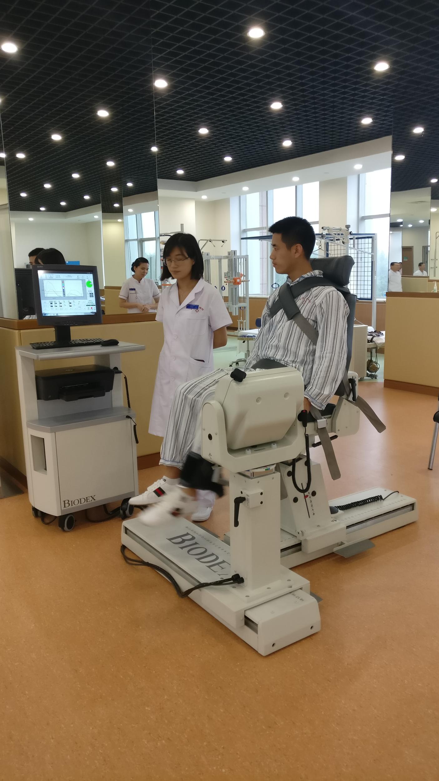 金砖国家卫生部长会暨传统医药高级别会议代表莅临康复医学中心参观