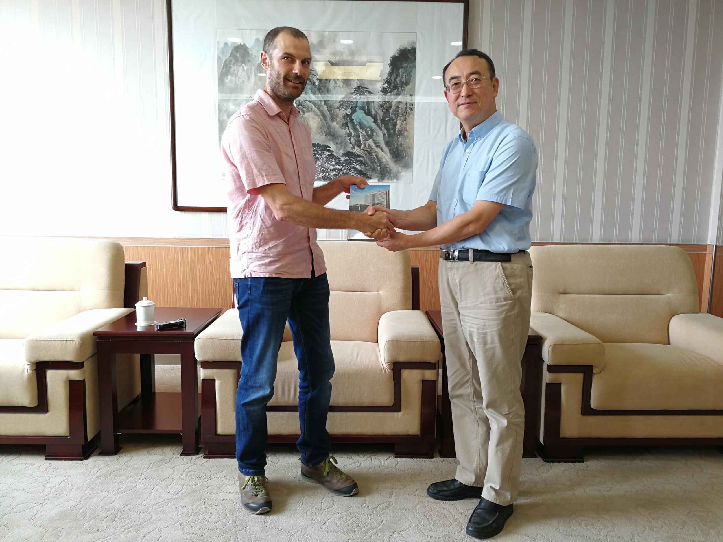 毛静远院长接待haas先生并赠送我院宣传片