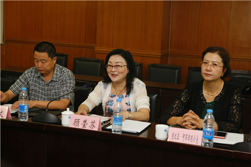 和田地委委员,宣传部长顾莹苏一行到我院调研,参观