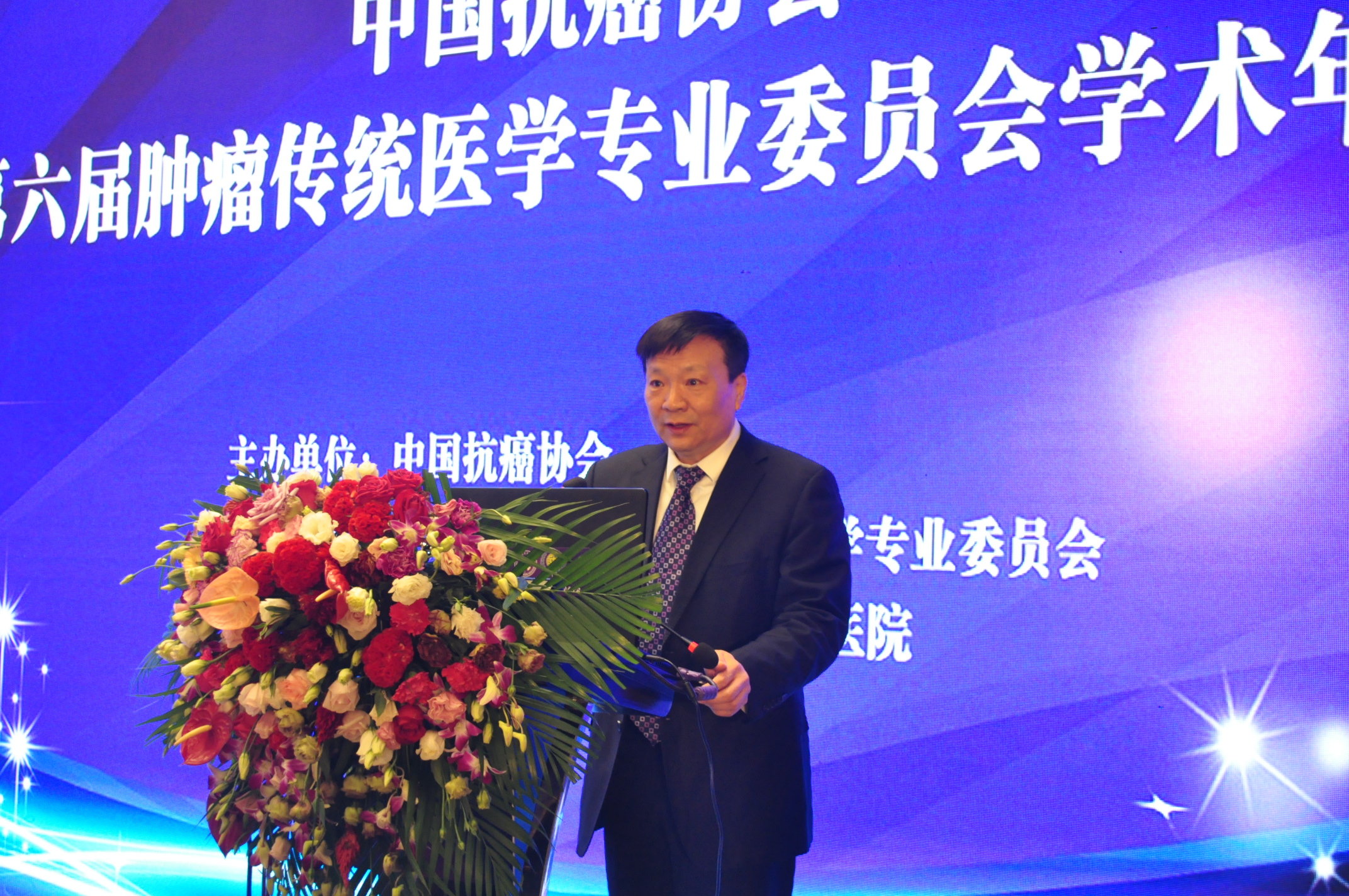 贾英杰教授作精彩演讲李小江主任作精彩演讲大会主题讨论环节肿瘤科