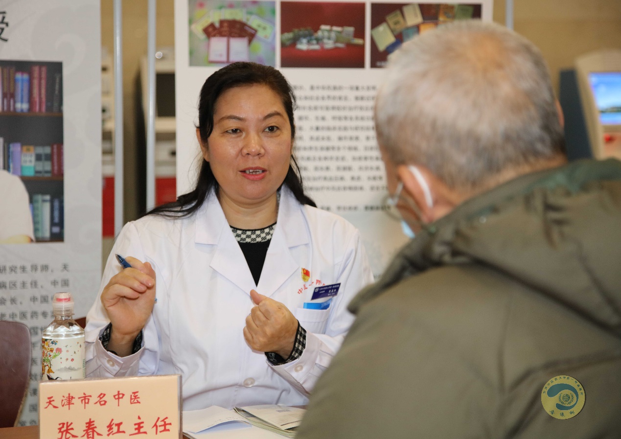 天津市中青年名中医,针灸部副部长张春红教授在义诊现场天津市中青年