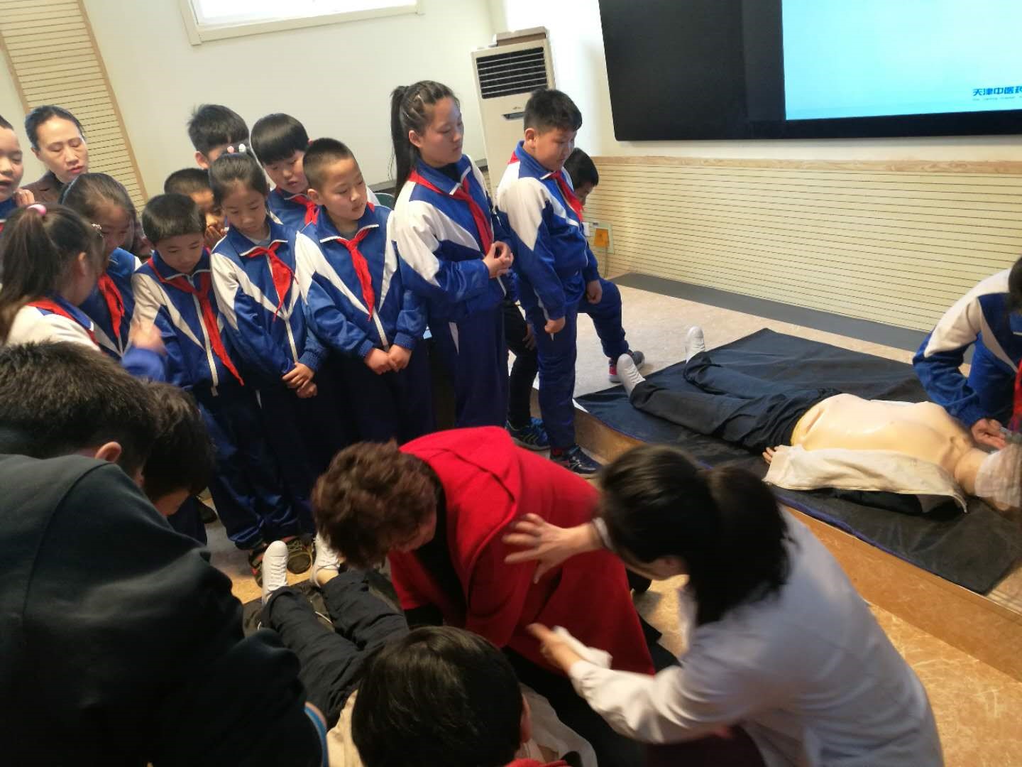 急症部走进二号桥小学开展急救知识进校园活动
