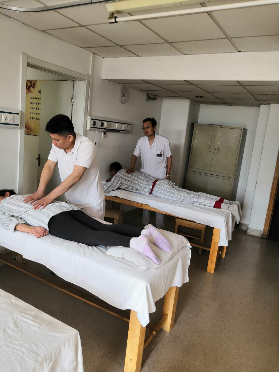 五一劳动节推拿科医护坚守岗位